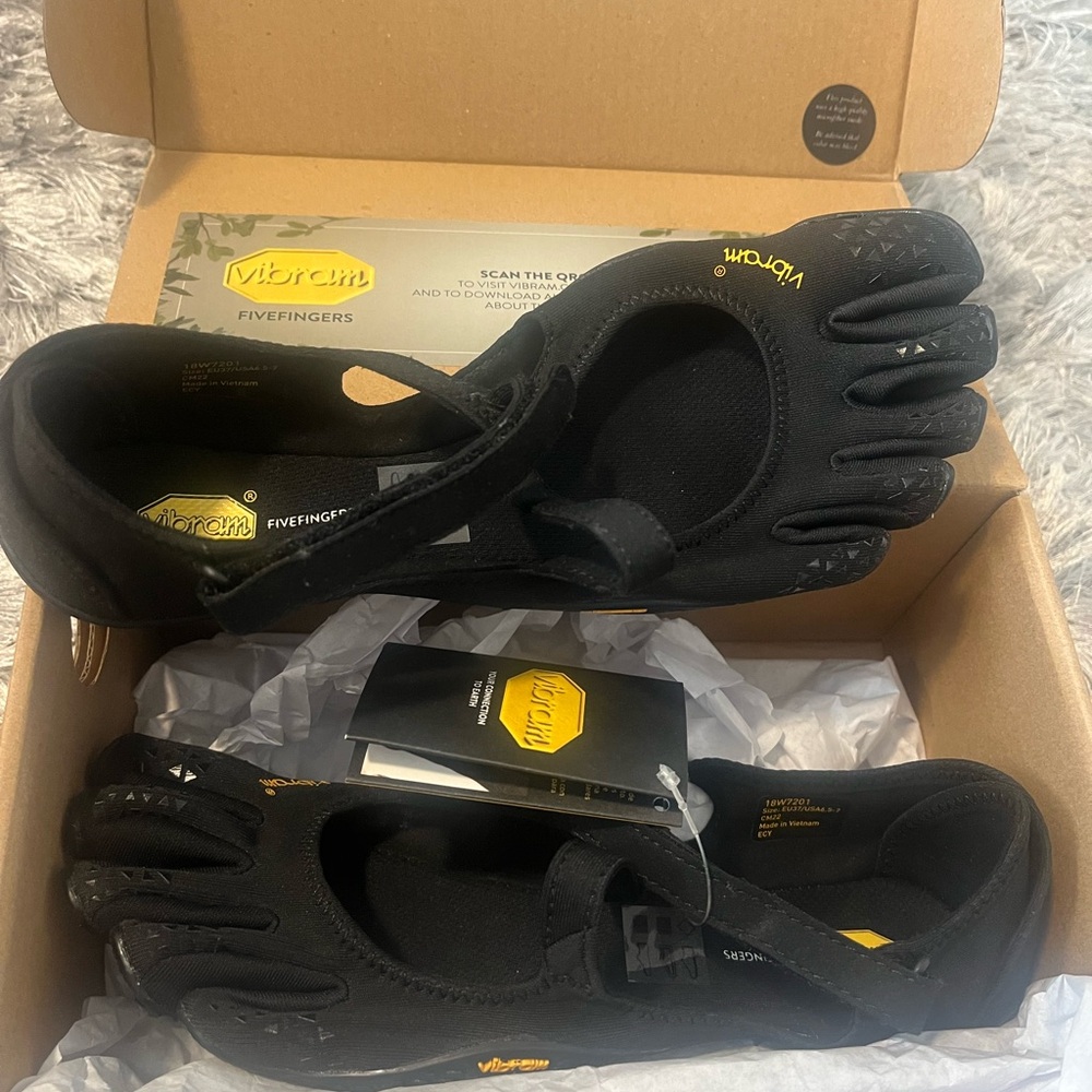 Brand new Authentic Vibram V-Soul Black size 7.5-8